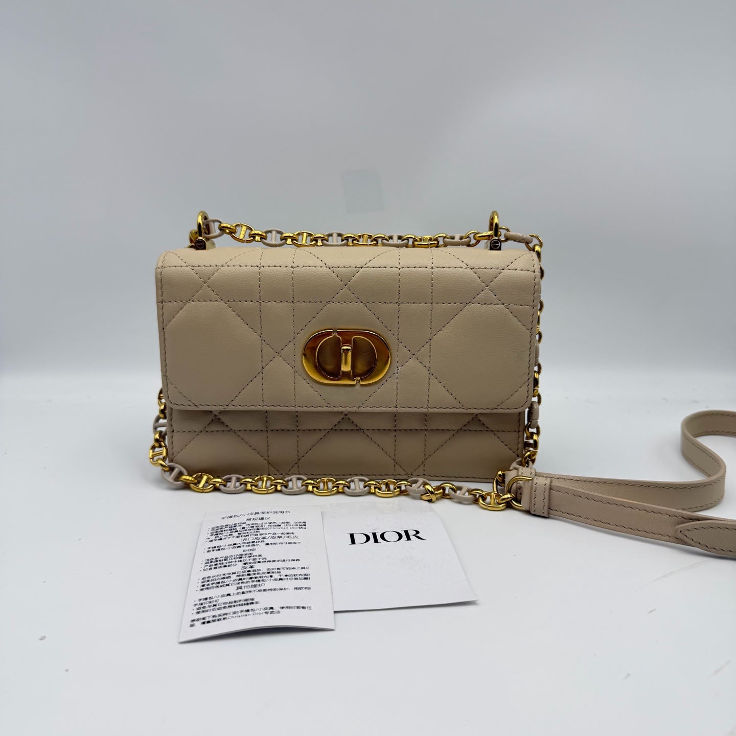 Dior Leather Beige Dimensions: 18 x 12 x 5.5 cm (length x height x width); shoulder strap length: 117.5–128.5 cm; distance from the top of the shoulder strap to the top of the bag: 50–55 cm. S5169UDAX_M52U