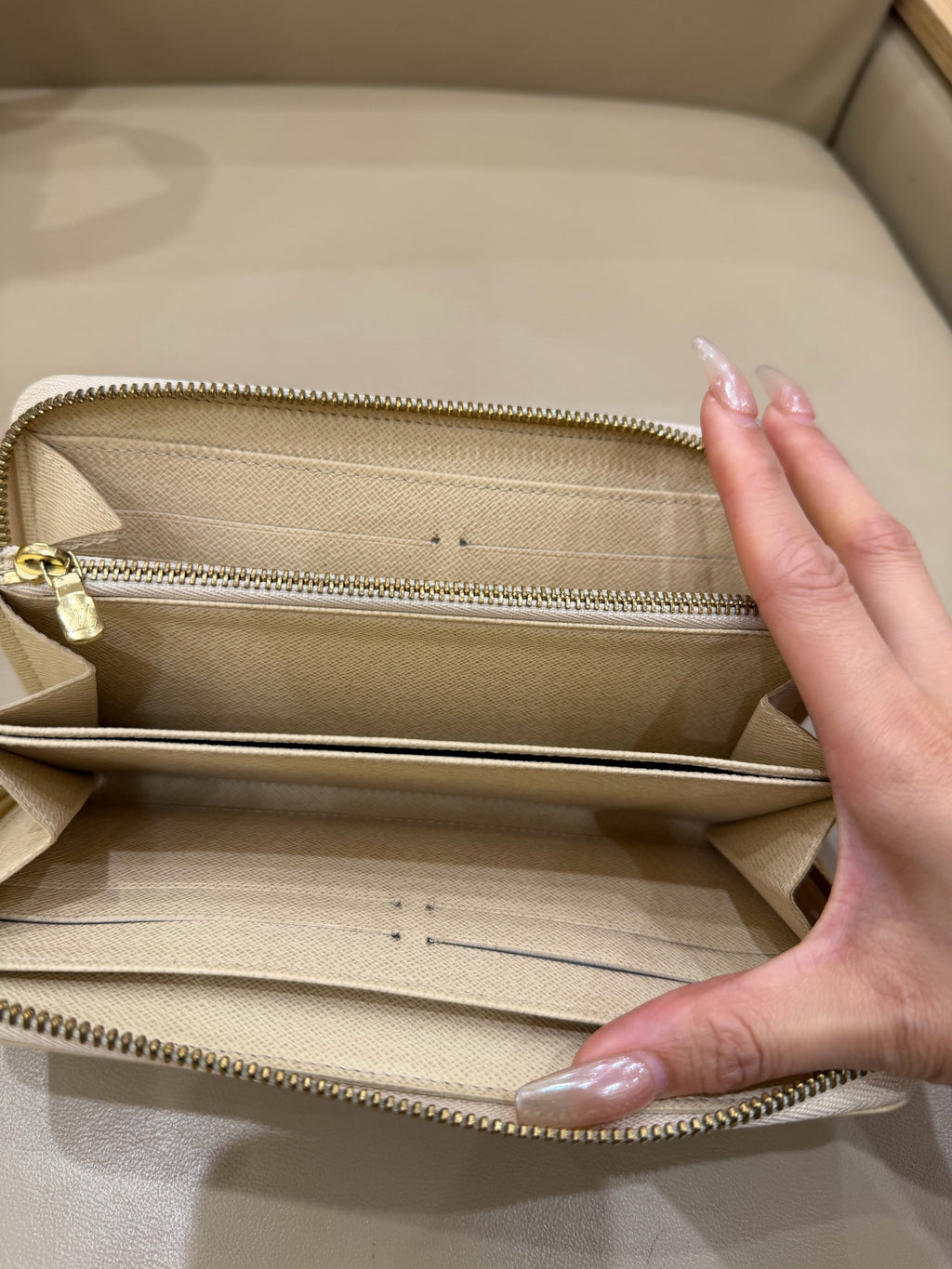 Louis Vuitton White N41660