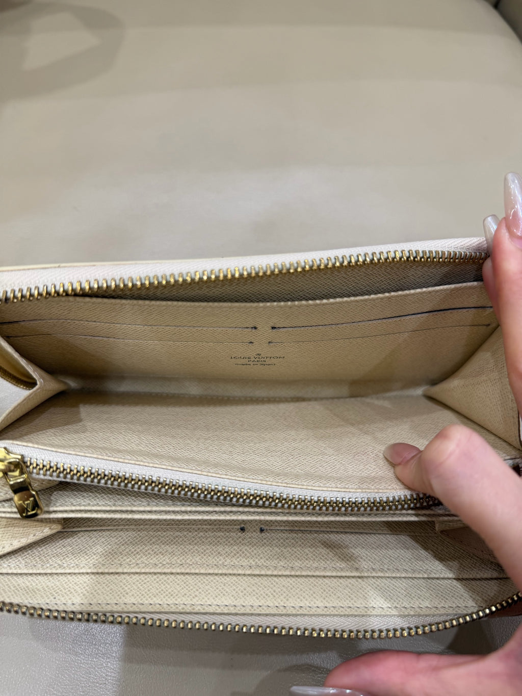 Louis Vuitton White N41660