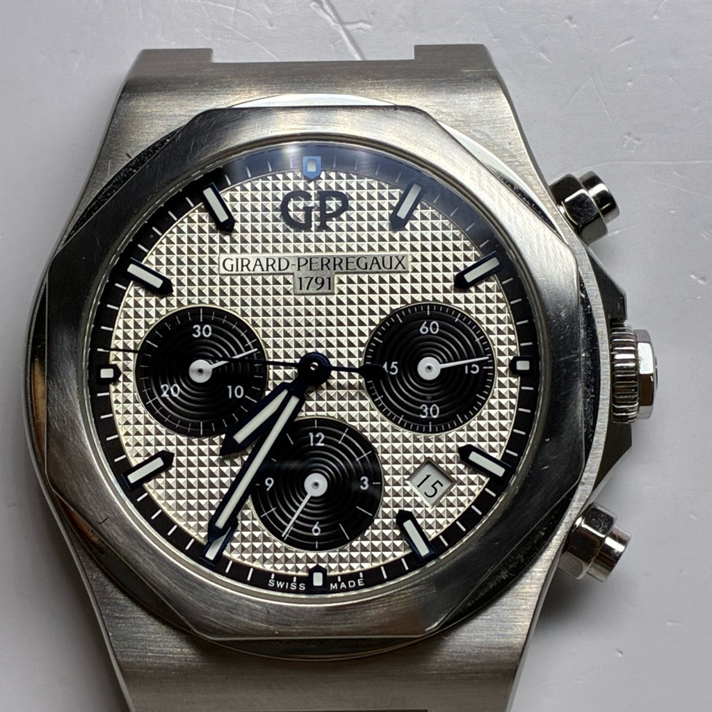 Girard-Perregaux Laureato 42 mm 81020-11-131-11A