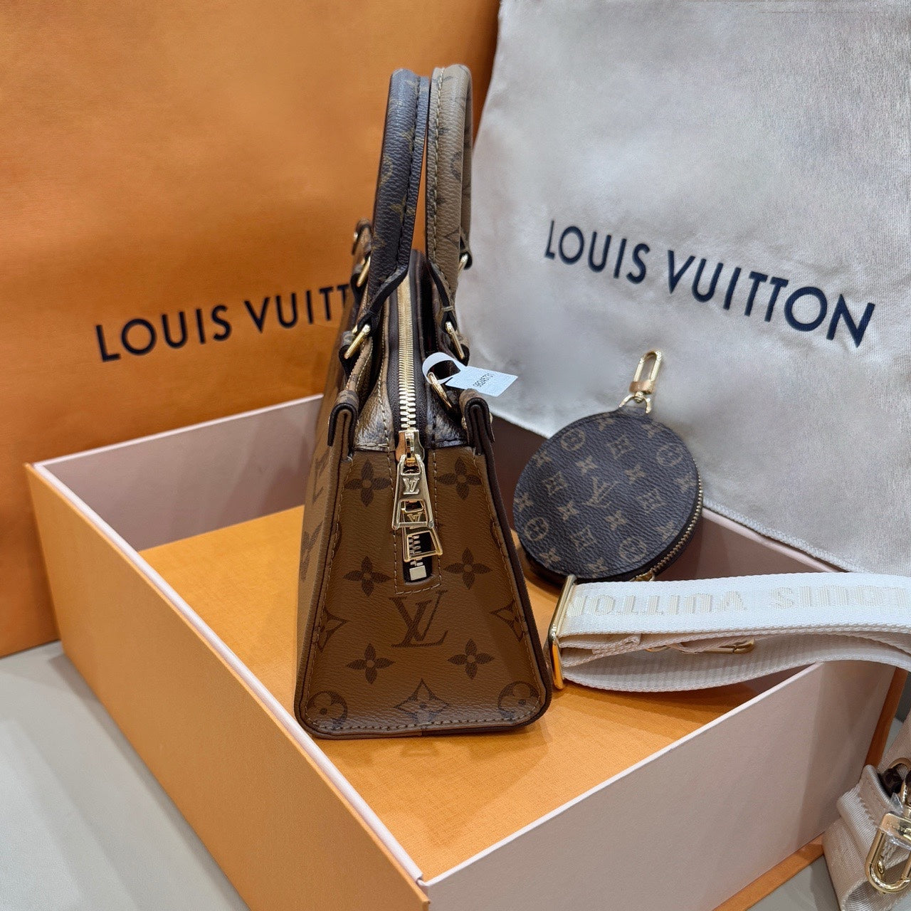 Louis Vuitton Onthego Crossbody 25 x 13 x 10 M46653