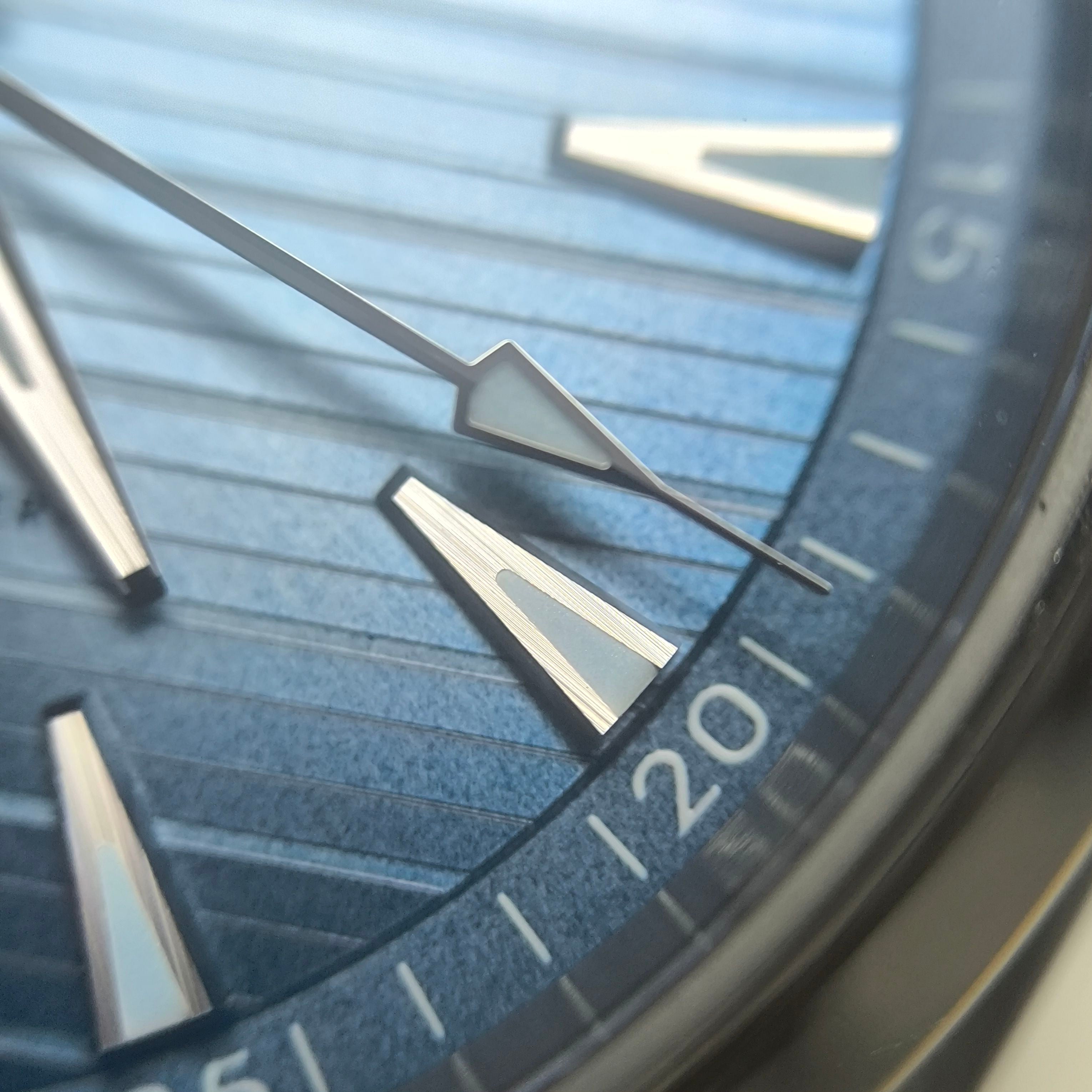 Omega Seahorse 41 millimeters 220.10.41.21.03.005