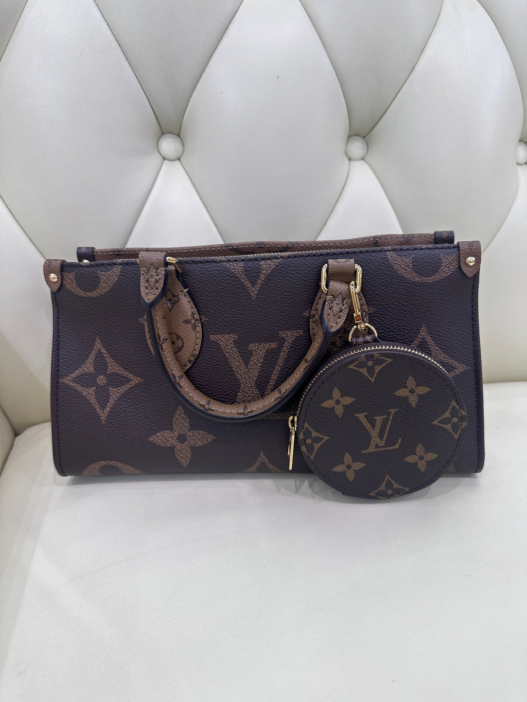 Louis Vuitton Onthego Crossbody 25 x 13 x 10 M46653