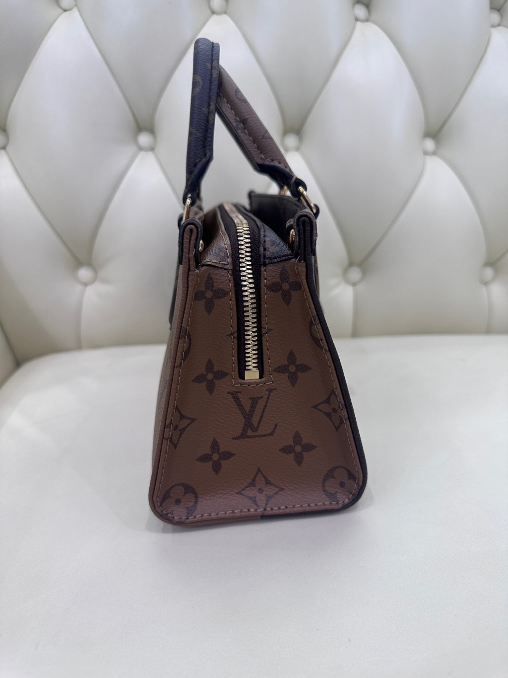 Louis Vuitton Onthego Crossbody 25 x 13 x 10 M46653