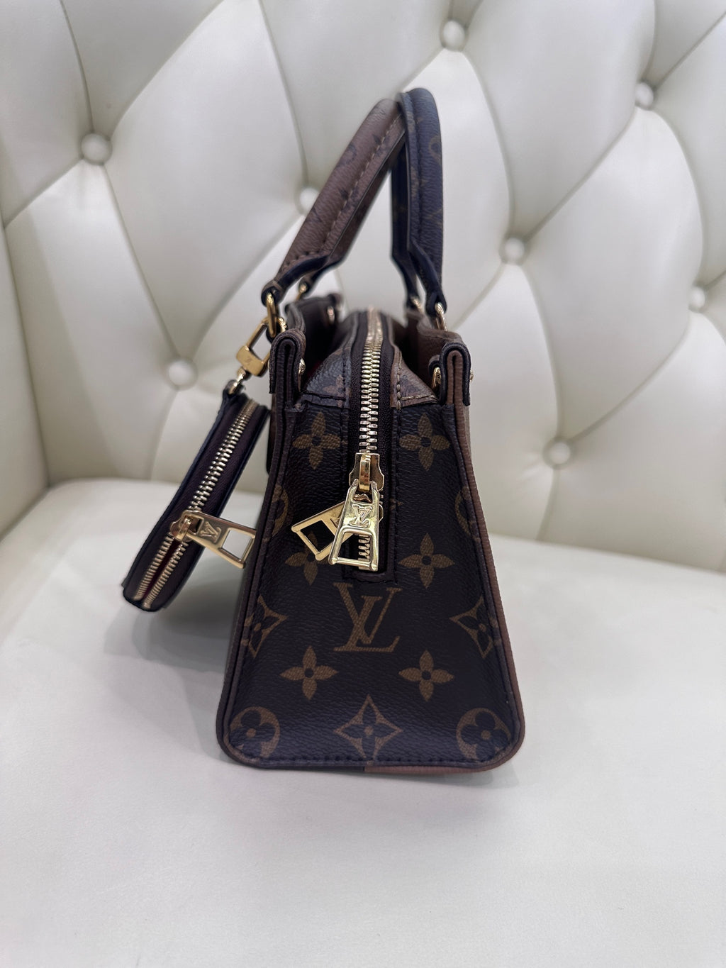 Louis Vuitton Onthego Crossbody 25 x 13 x 10 M46653