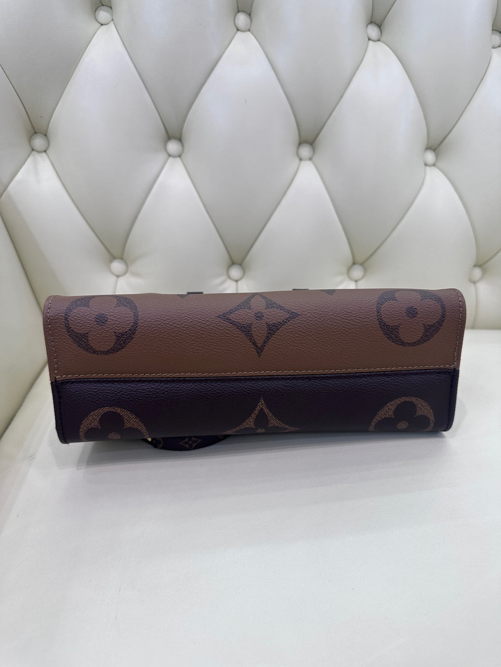 Louis Vuitton Onthego Crossbody 25 x 13 x 10 M46653