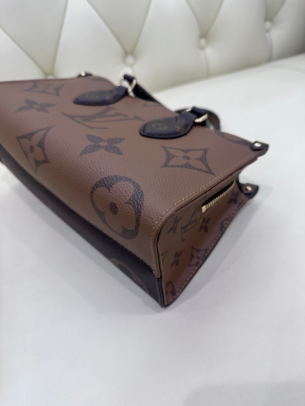 Louis Vuitton Onthego Crossbody 25 x 13 x 10 M46653