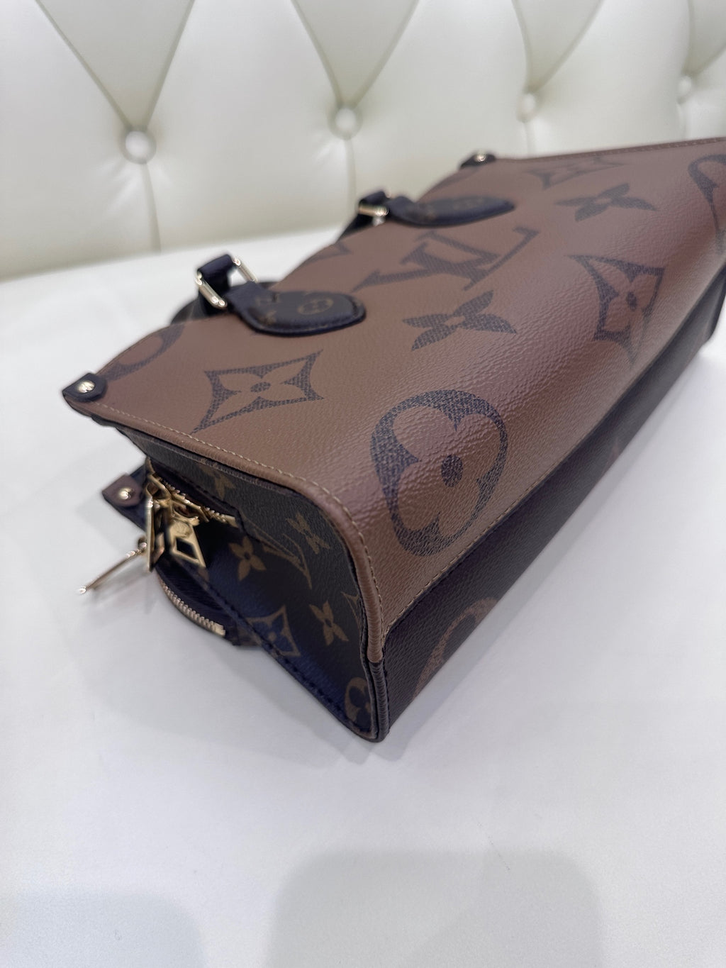 Louis Vuitton Onthego Crossbody 25 x 13 x 10 M46653