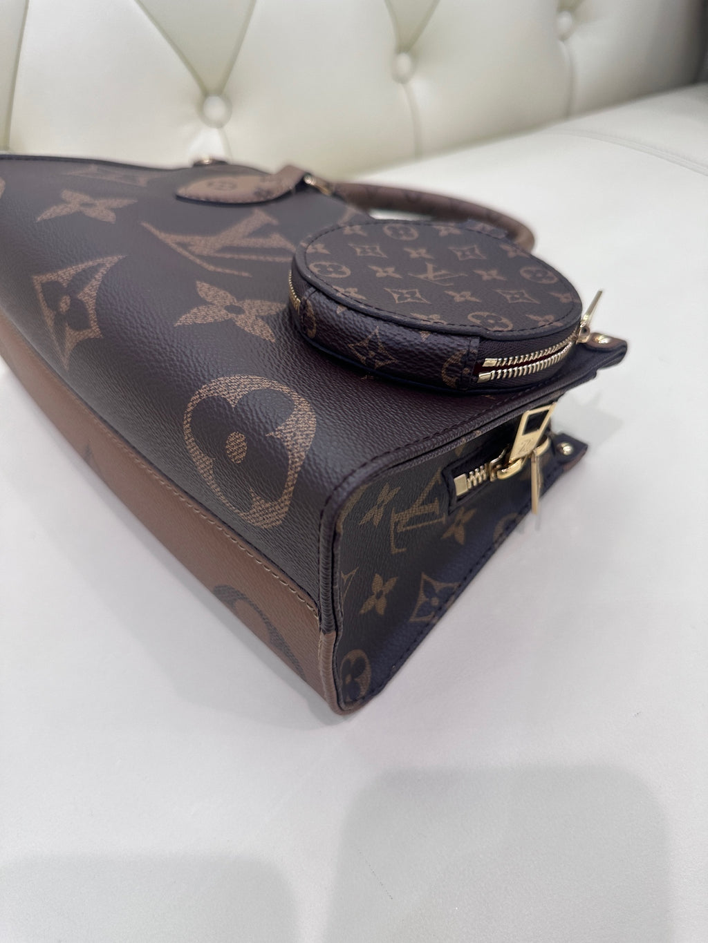Louis Vuitton Onthego Crossbody 25 x 13 x 10 M46653