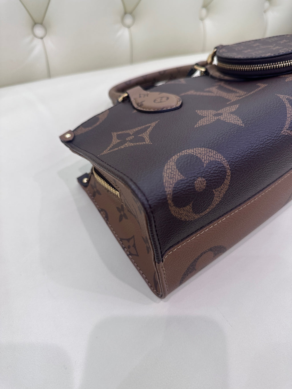 Louis Vuitton Onthego Crossbody 25 x 13 x 10 M46653
