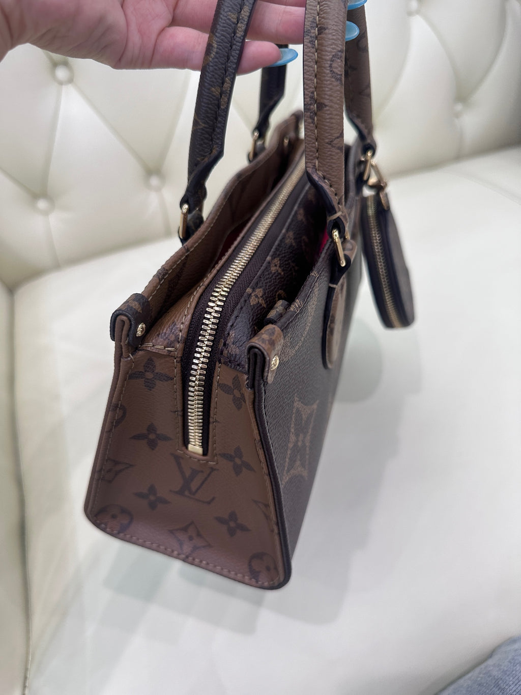 Louis Vuitton Onthego Crossbody 25 x 13 x 10 M46653