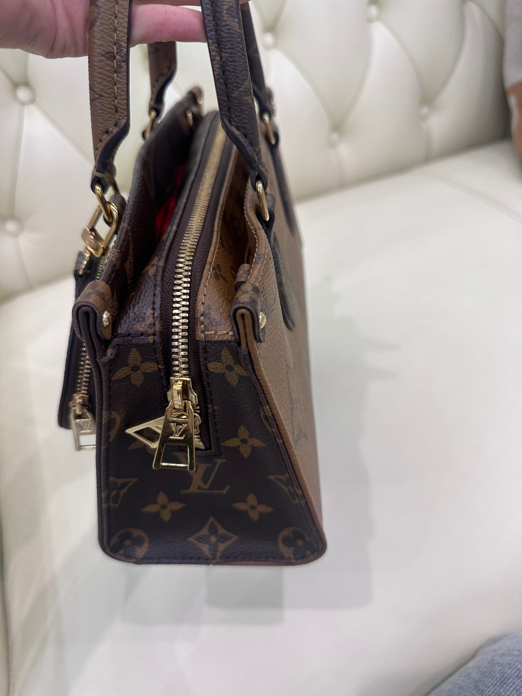 Louis Vuitton Onthego Crossbody 25 x 13 x 10 M46653