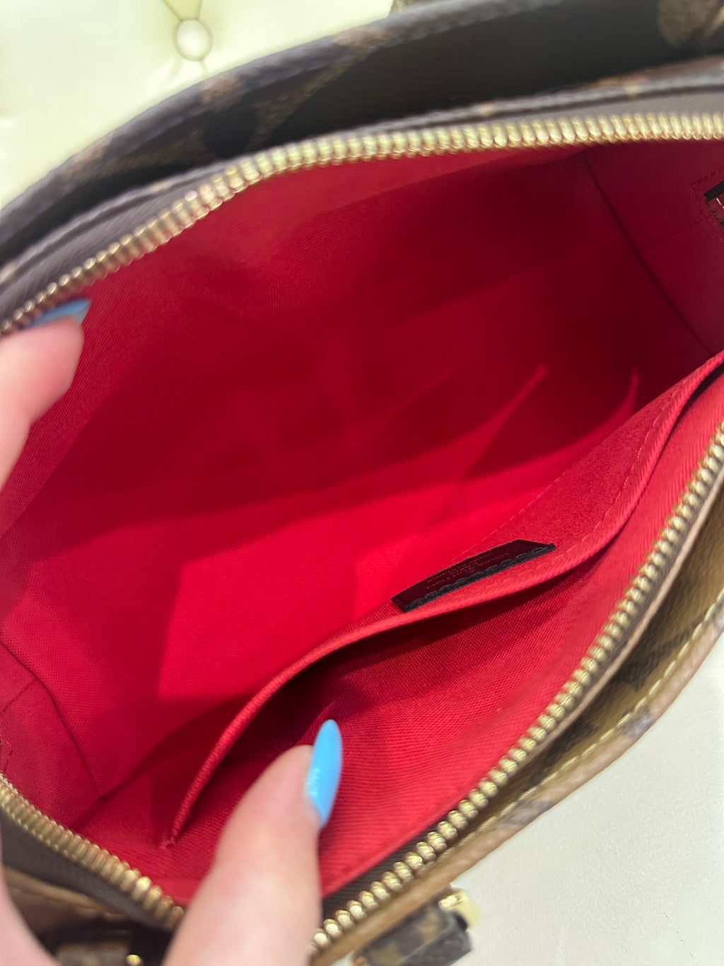 Louis Vuitton Onthego Crossbody 25 x 13 x 10 M46653