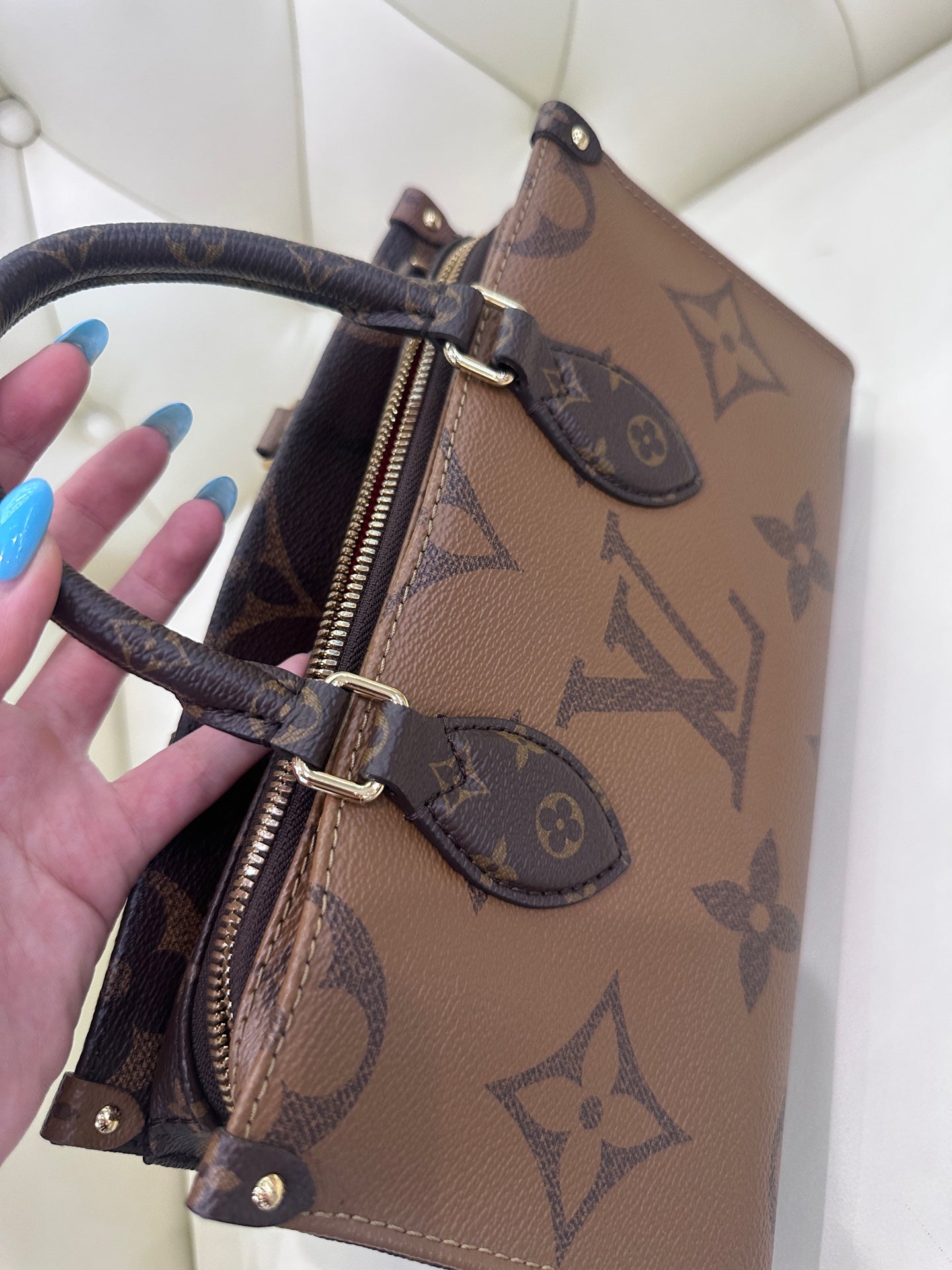 Louis Vuitton Onthego Crossbody 25 x 13 x 10 M46653