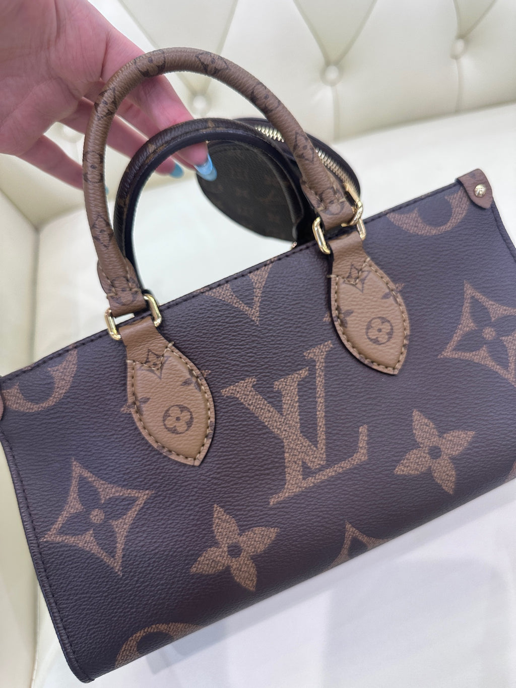 Louis Vuitton Onthego Crossbody 25 x 13 x 10 M46653