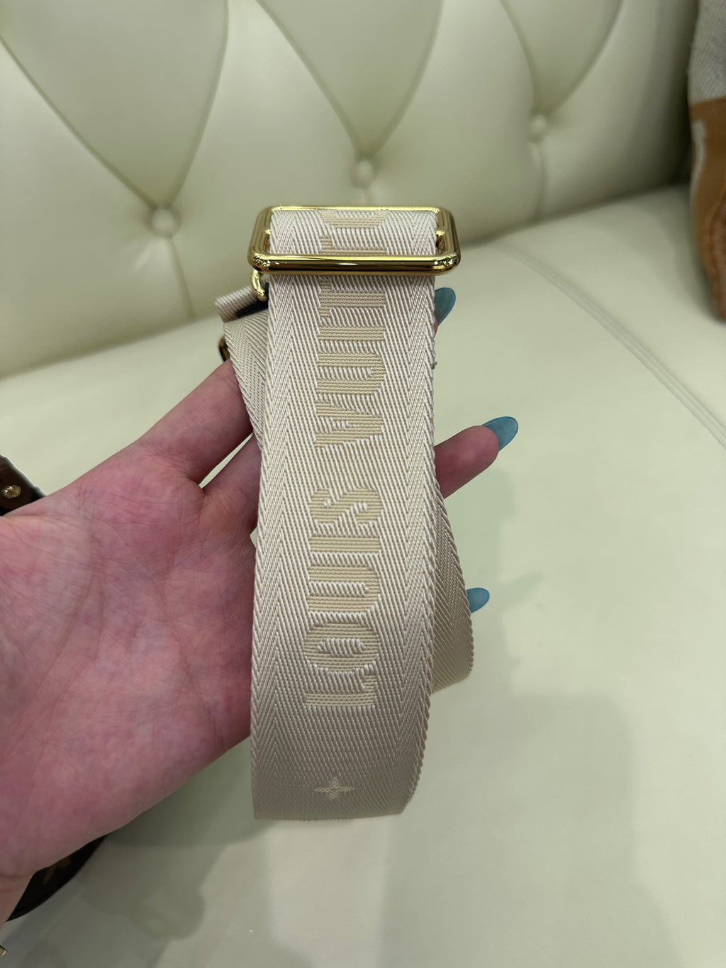 Louis Vuitton Onthego Crossbody 25 x 13 x 10 M46653