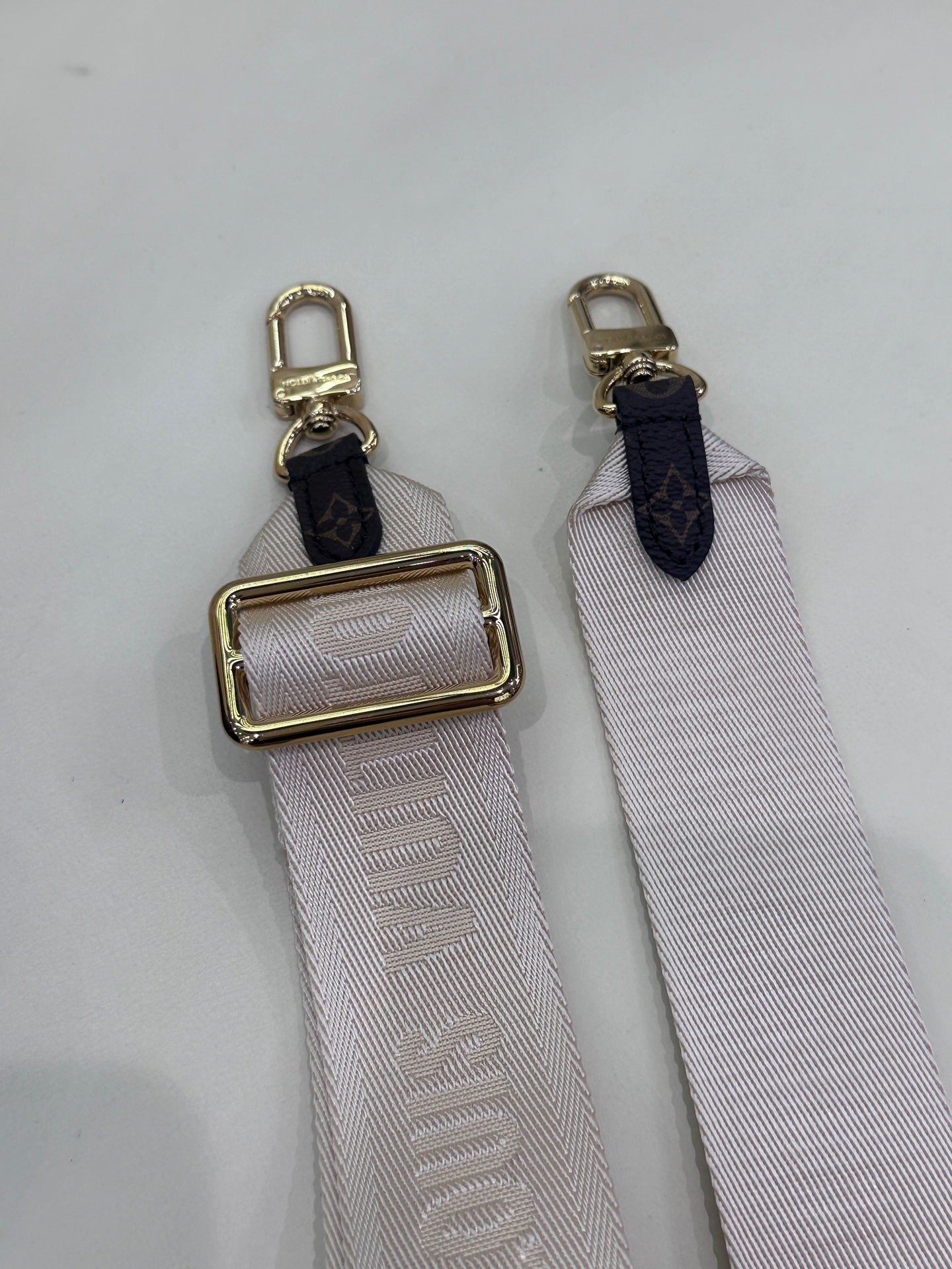 Louis Vuitton Onthego Crossbody 25 x 13 x 10 M46653