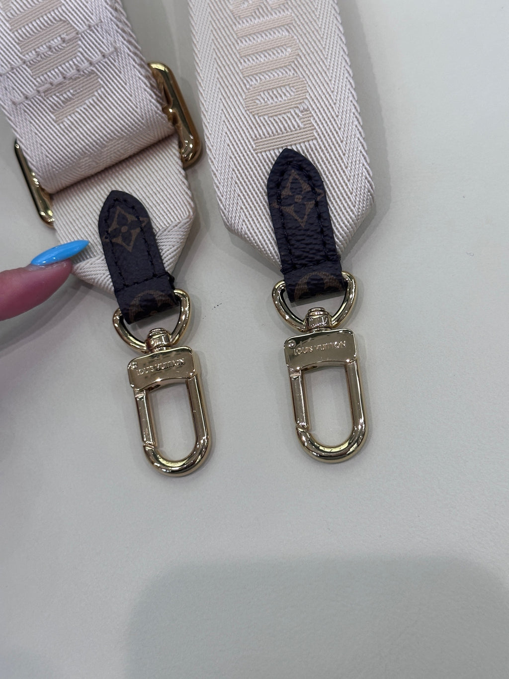 Louis Vuitton Onthego Crossbody 25 x 13 x 10 M46653