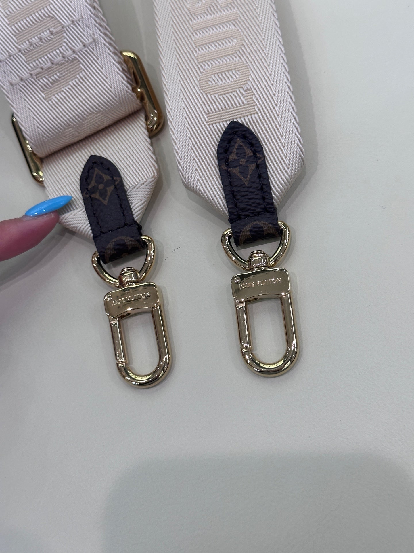 Louis Vuitton Onthego Crossbody 25 x 13 x 10 M46653