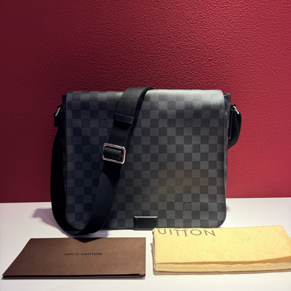 Louis Vuitton Black Messenger Bag 32 cm long x 8 cm wide x 32 cm high N41272