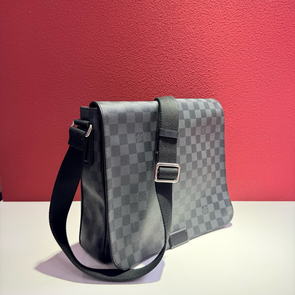 Louis Vuitton Black Messenger Bag 32 cm long x 8 cm wide x 32 cm high N41272