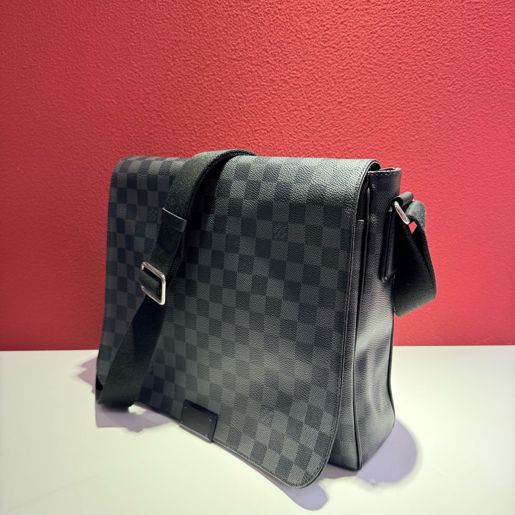 Louis Vuitton Black Messenger Bag 32 cm long x 8 cm wide x 32 cm high N41272