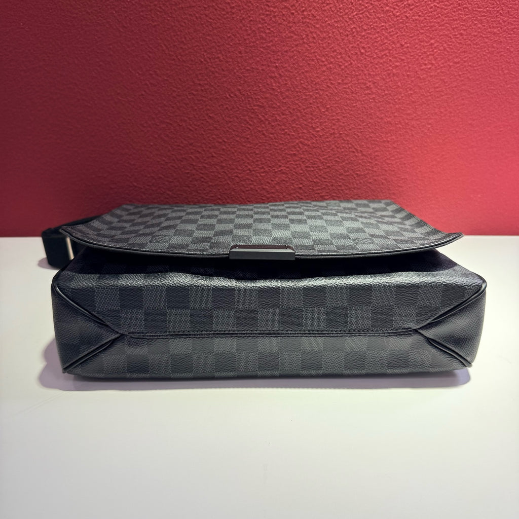 Louis Vuitton Black Messenger Bag 32 cm long x 8 cm wide x 32 cm high N41272