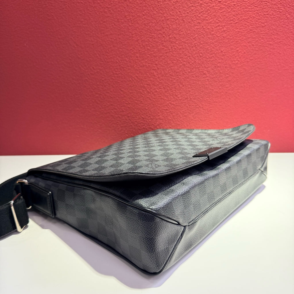Louis Vuitton Black Messenger Bag 32 cm long x 8 cm wide x 32 cm high N41272