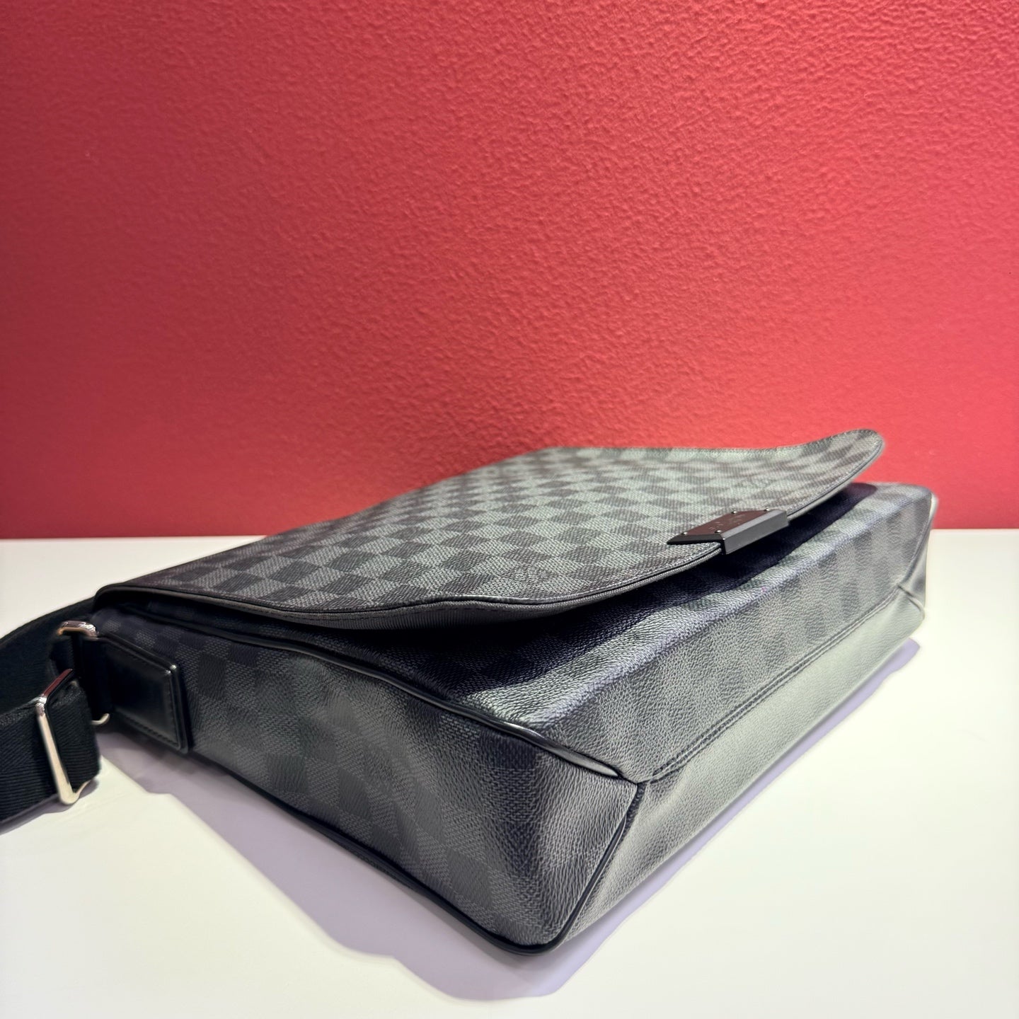 Louis Vuitton Black Messenger Bag 32 cm long x 8 cm wide x 32 cm high N41272