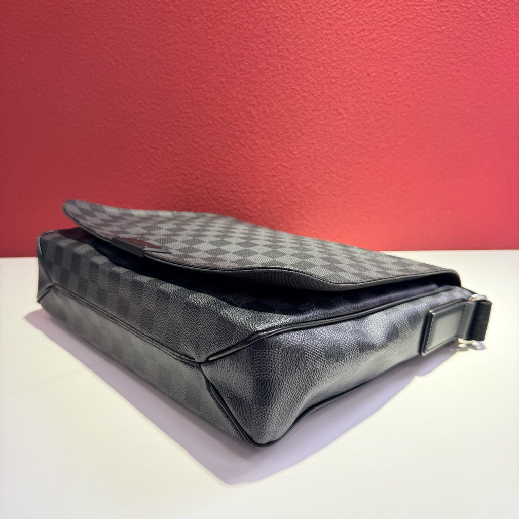 Louis Vuitton Black Messenger Bag 32 cm long x 8 cm wide x 32 cm high N41272