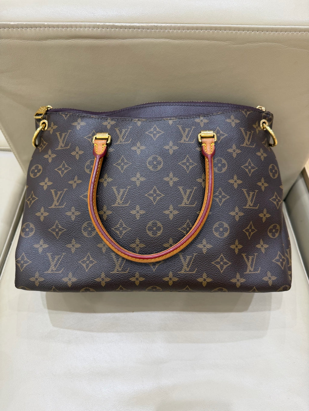 Louis Vuitton Crossbody Length 34 x Width 12 x Height 26 cm M40906