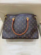 Louis Vuitton Crossbody Length 34 x Width 12 x Height 26 cm M40906