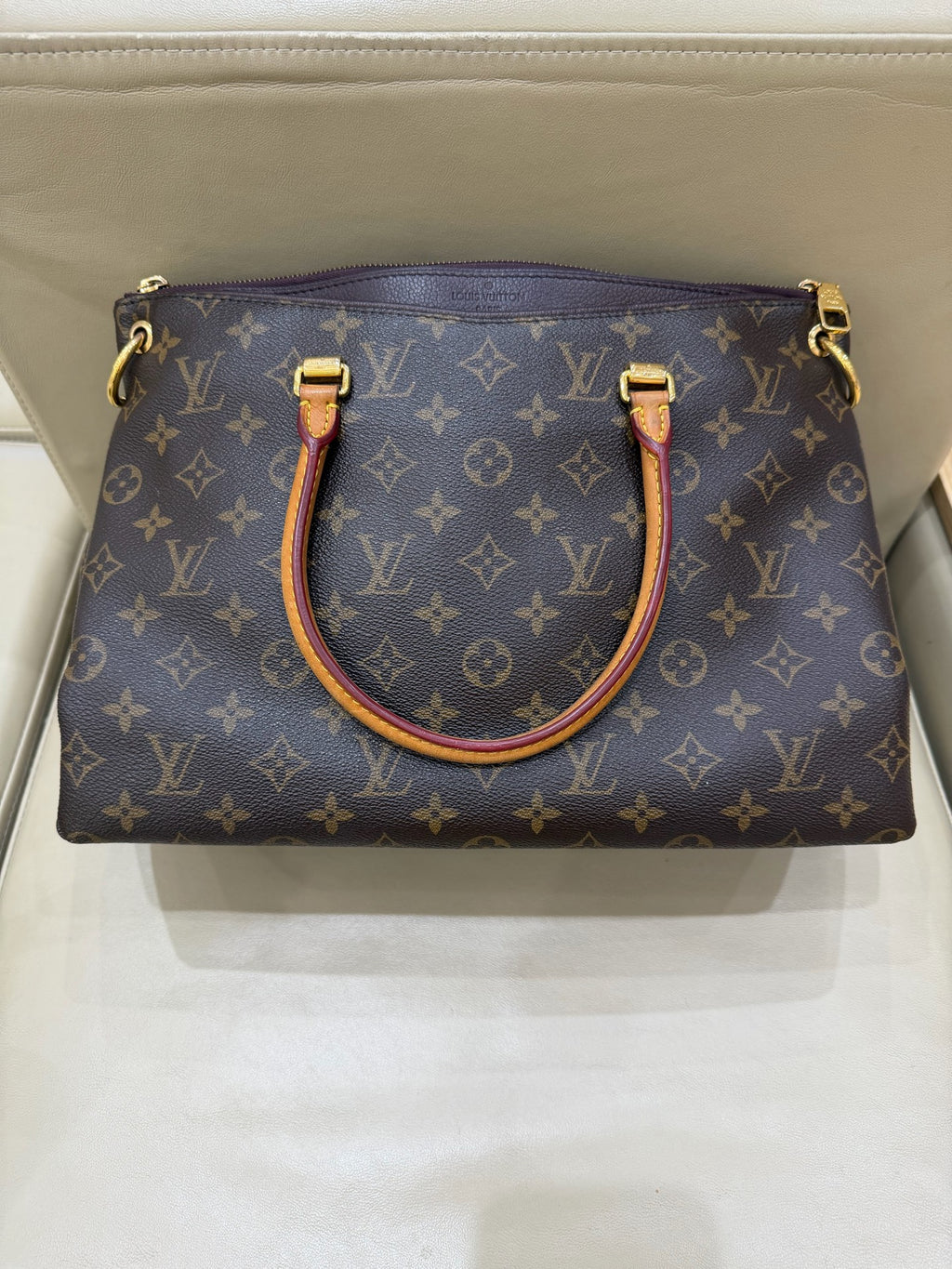 Louis Vuitton Crossbody Length 34 x Width 12 x Height 26 cm M40906