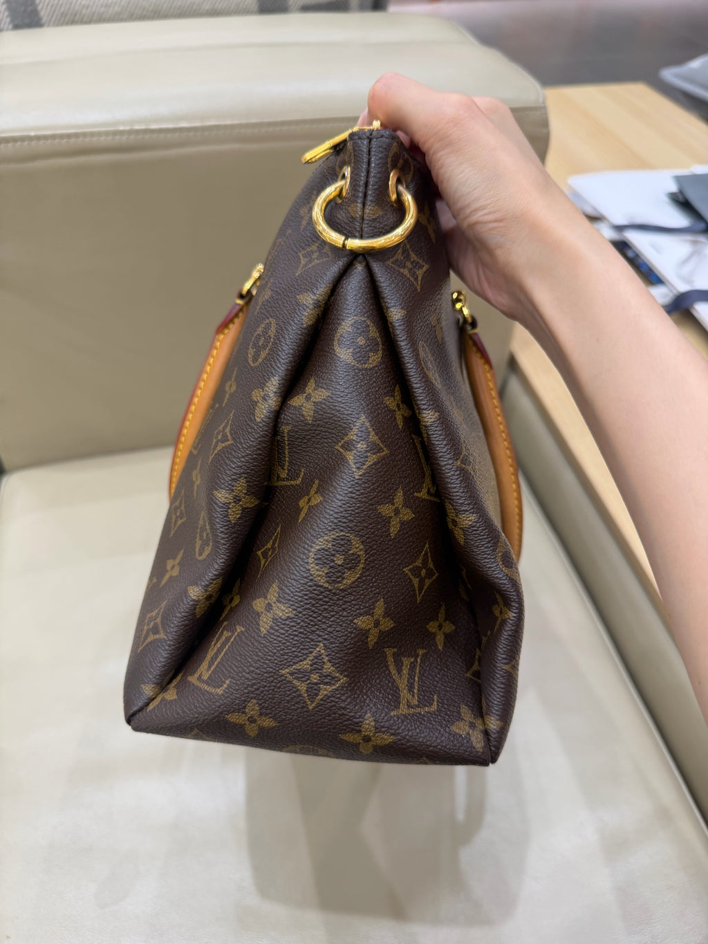 Louis Vuitton Crossbody Length 34 x Width 12 x Height 26 cm M40906