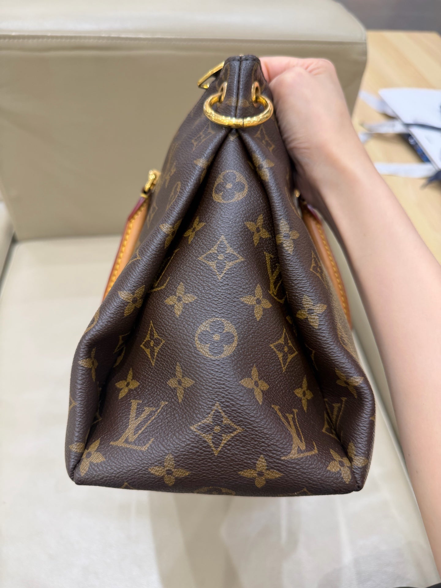 Louis Vuitton Crossbody Length 34 x Width 12 x Height 26 cm M40906
