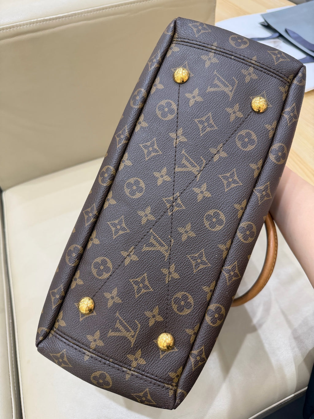 Louis Vuitton Crossbody Length 34 x Width 12 x Height 26 cm M40906