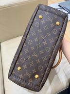 Louis Vuitton Crossbody Length 34 x Width 12 x Height 26 cm M40906