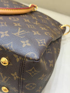 Louis Vuitton Crossbody Length 34 x Width 12 x Height 26 cm M40906
