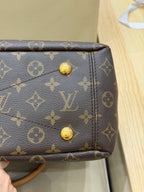 Louis Vuitton Crossbody Length 34 x Width 12 x Height 26 cm M40906