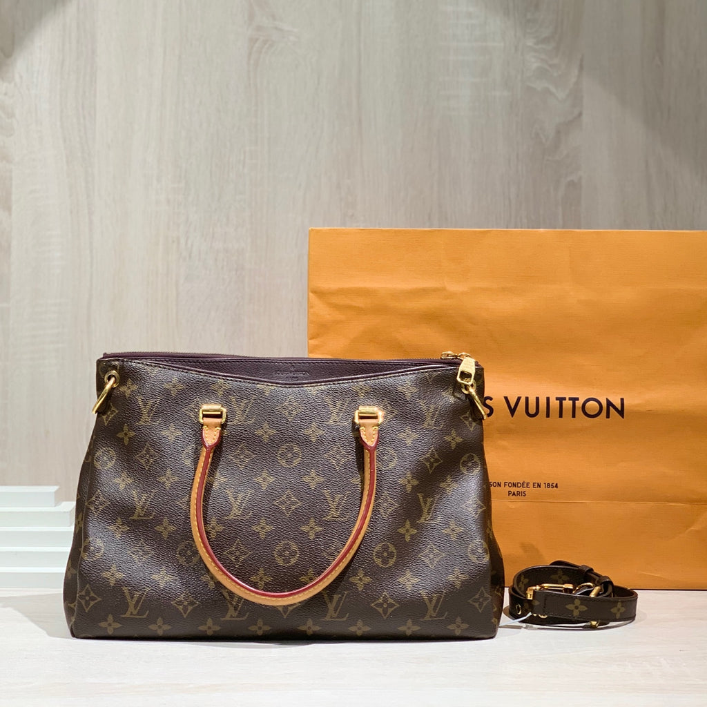 Louis Vuitton Crossbody Length 34 x Width 12 x Height 26 cm M40906
