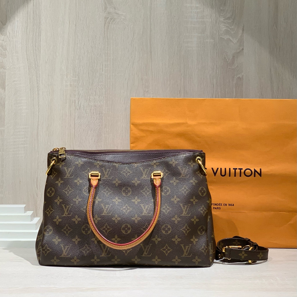 Louis Vuitton Crossbody Length 34 x Width 12 x Height 26 cm M40906