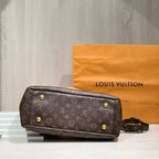 Louis Vuitton Crossbody Length 34 x Width 12 x Height 26 cm M40906