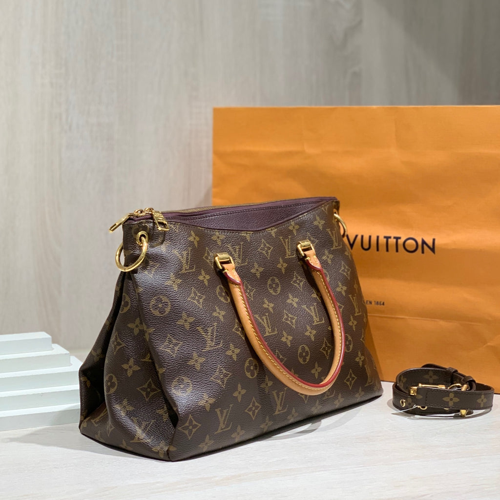 Louis Vuitton Crossbody Length 34 x Width 12 x Height 26 cm M40906