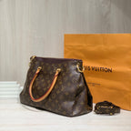 Louis Vuitton Crossbody Length 34 x Width 12 x Height 26 cm M40906