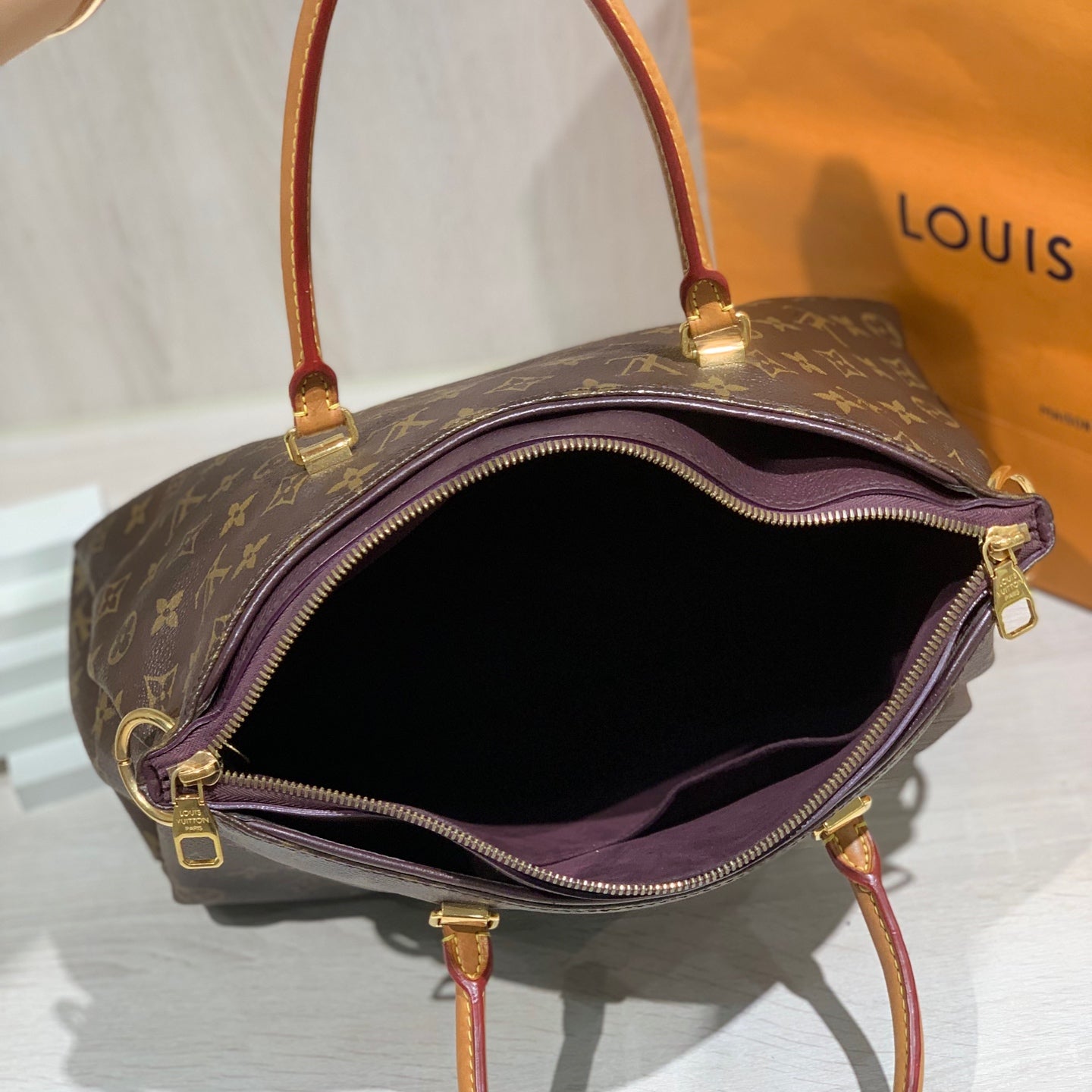 Louis Vuitton Crossbody Length 34 x Width 12 x Height 26 cm M40906