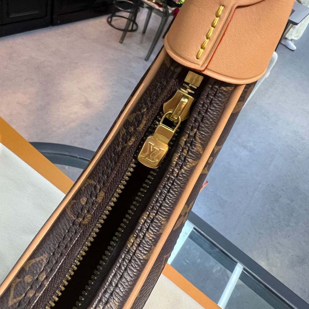 Louis Vuitton Loop Canvas 23 x 13 x 6 M81098