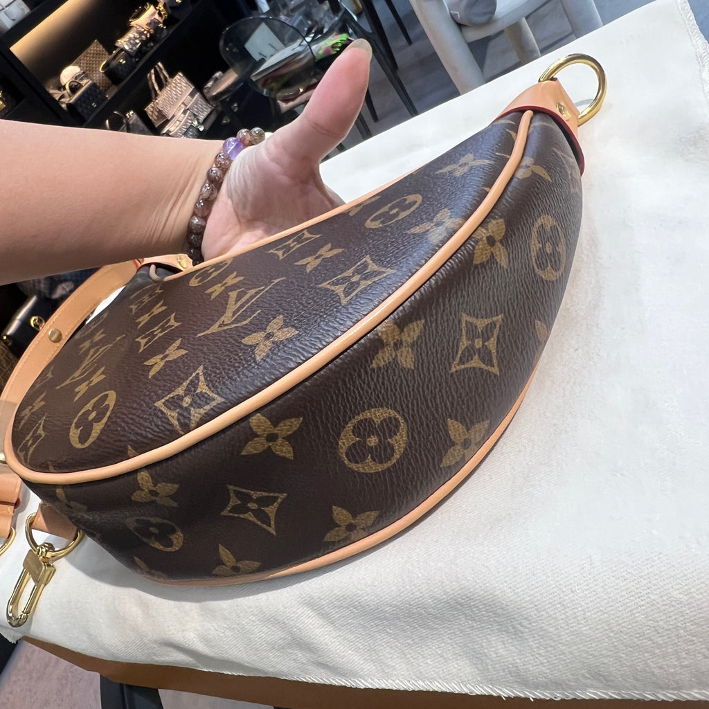 Louis Vuitton Loop Canvas 23 x 13 x 6 M81098