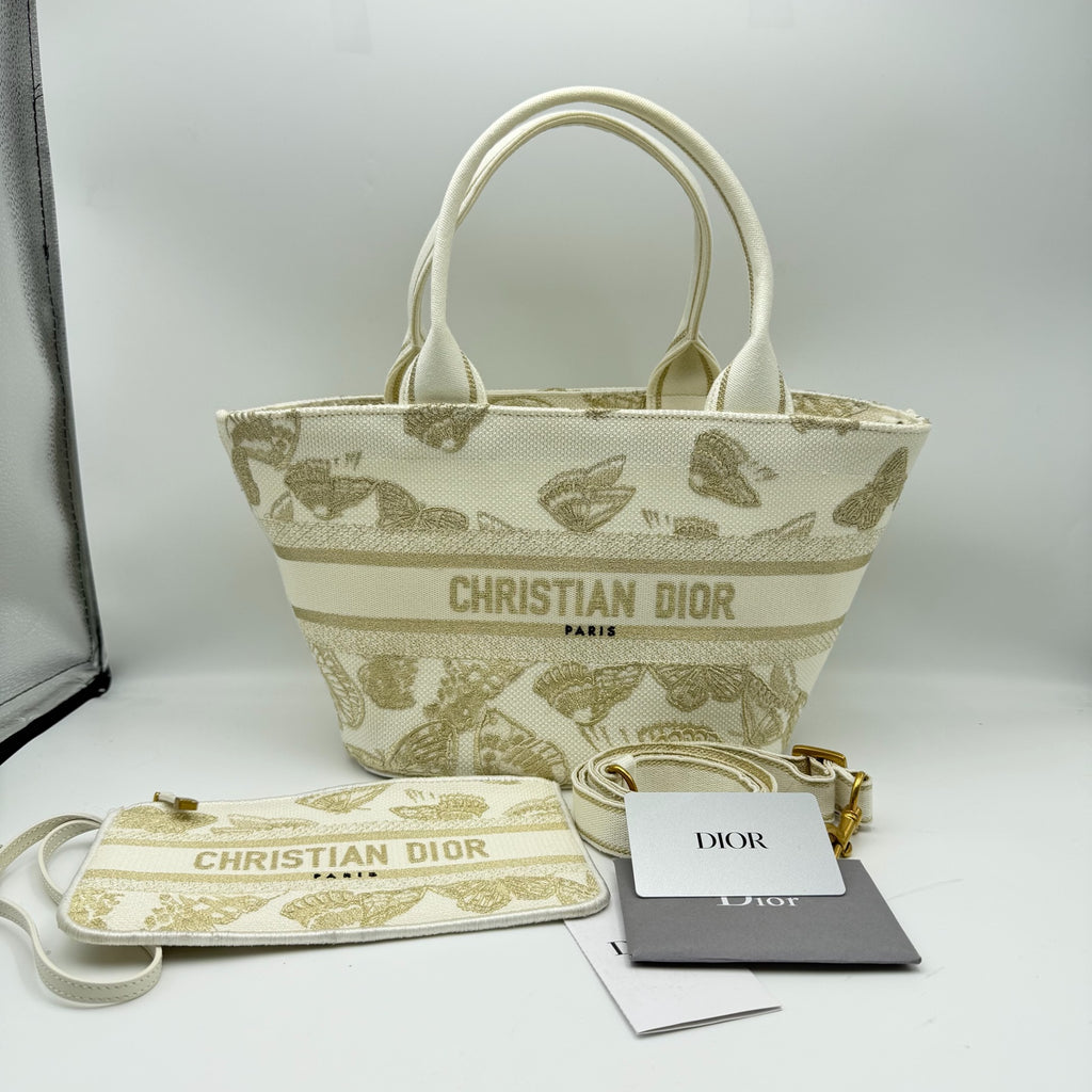 Dior Handbag White Dimensions: 27 x 20 x 8 cm (length x height x width); shoulder strap length: 53.5–64 cm M1328CECH_M01E