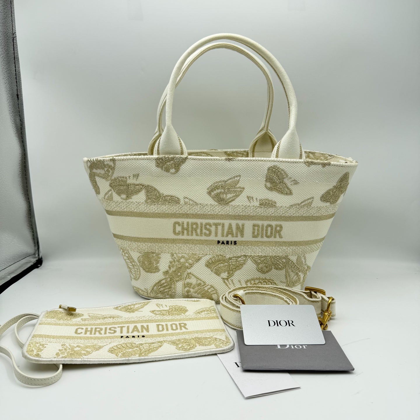 Dior Handbag White Dimensions: 27 x 20 x 8 cm (length x height x width); shoulder strap length: 53.5–64 cm M1328CECH_M01E
