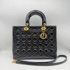 Dior Leather Black Dimensions: 32 x 25 x 12 cm (length x height x width); Shoulder strap length: 103–118 cm; Length from the top of the shoulder strap to the top of the bag: 50.5–58 cm. M0566OWCB_M900